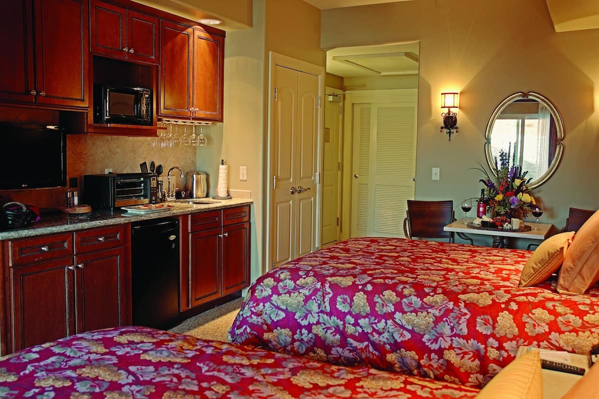 Premium bedding, in-room safe, iron/ironing board, free WiFi