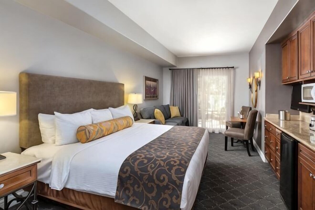 Premium bedding, in-room safe, iron/ironing board, WiFi (free)