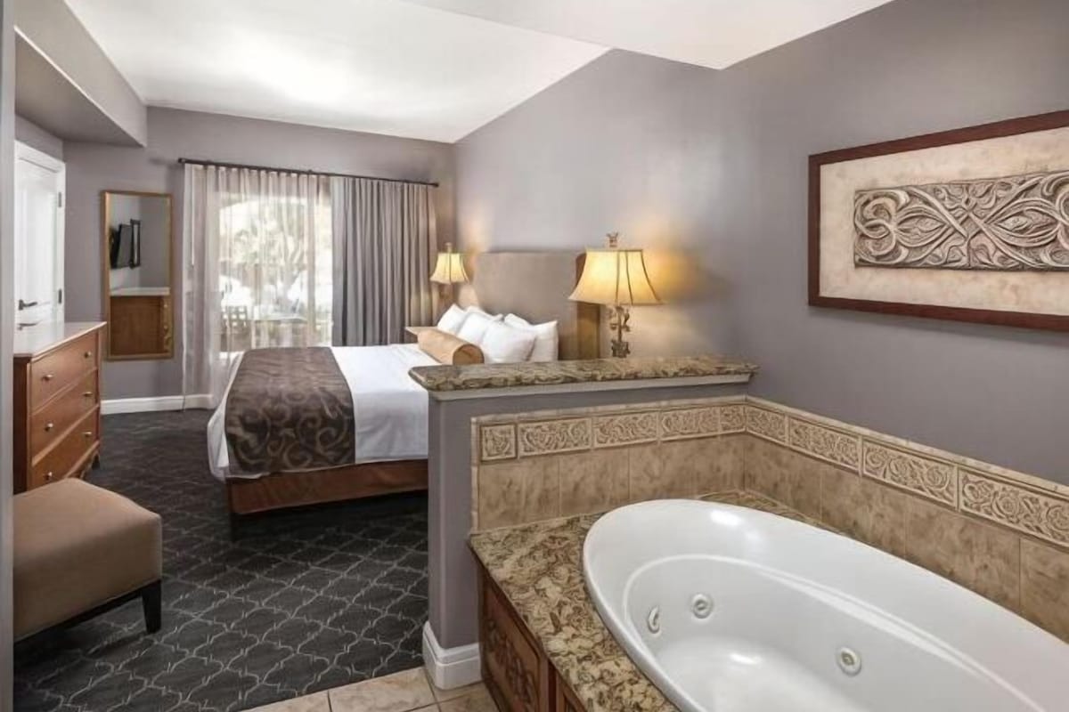 Premium bedding, in-room safe, iron/ironing board, WiFi (free)