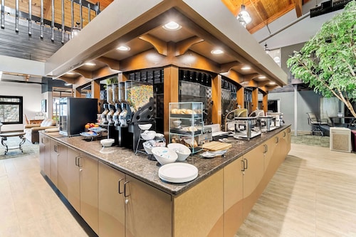 Heartland Inn & Suites, SureStay Collection by Best Western