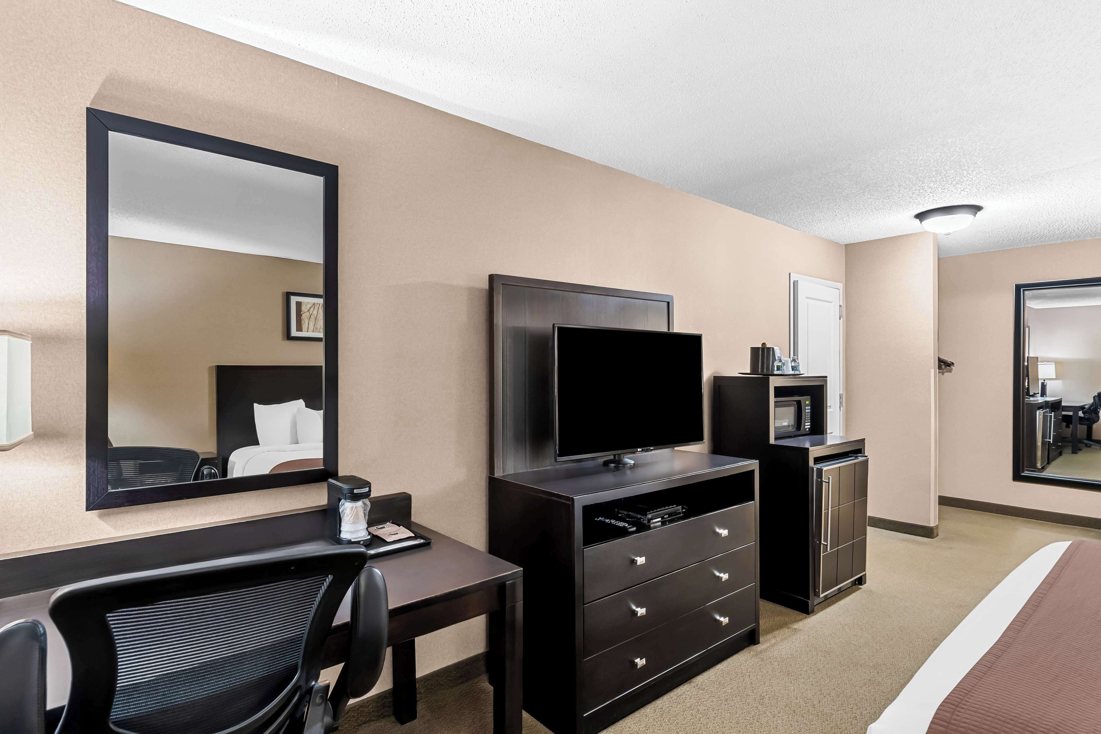 premium bedding, pillow-top beds, in-room safe, desk