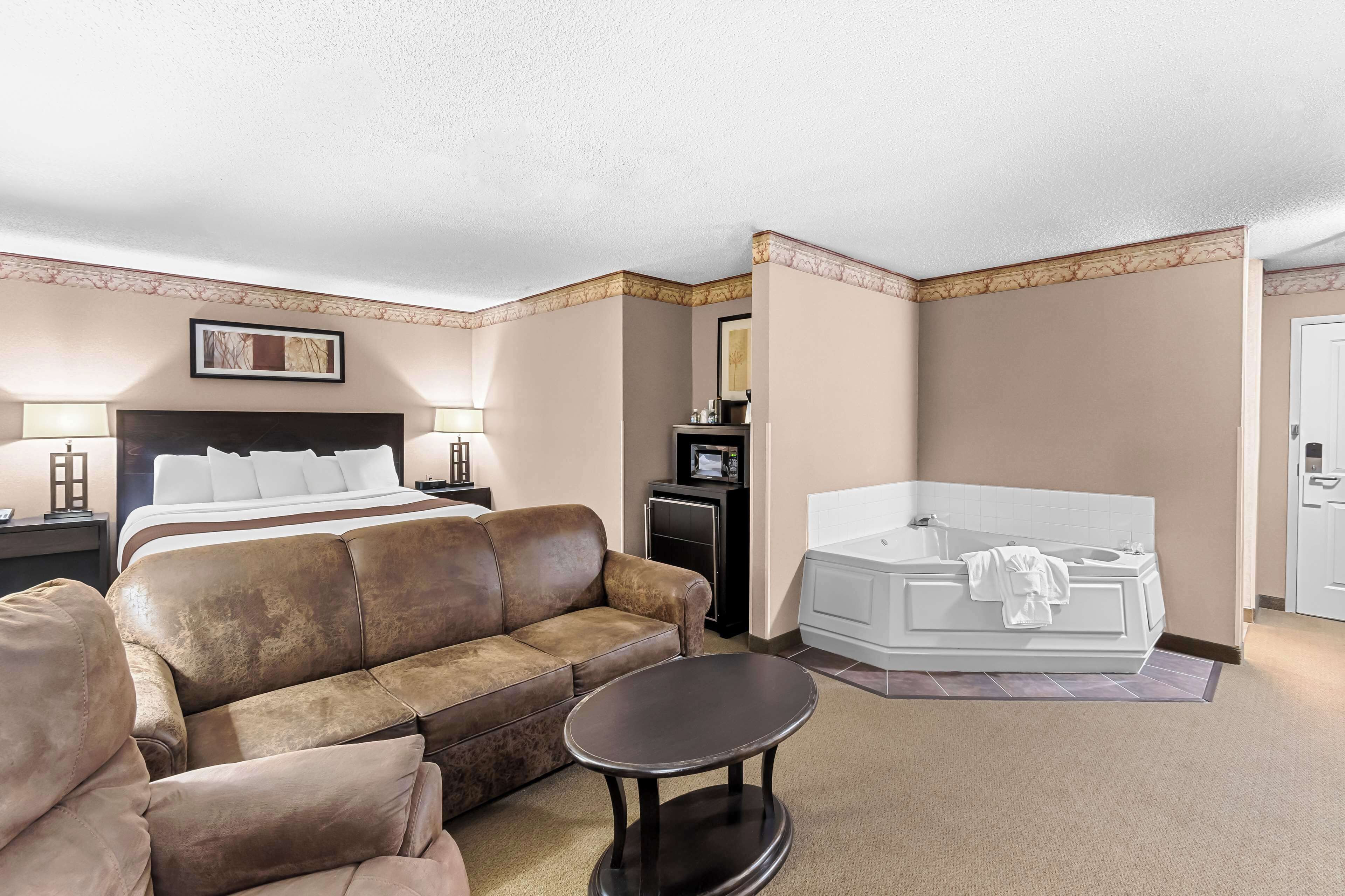 suite, 1 king bed, non smoking, jetted tub | premium bedding, pillow-top beds, in-room safe, desk