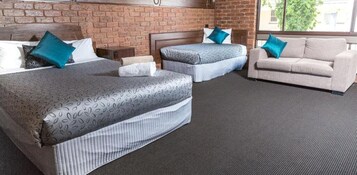 Escritorio, tabla de planchar con plancha, wifi gratis y ropa de cama 