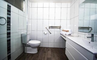 Superior Room, 1 Queen Bed, Kitchenette, Ground Floor (Queen) | Bathroom | Combined shower/tub, towels