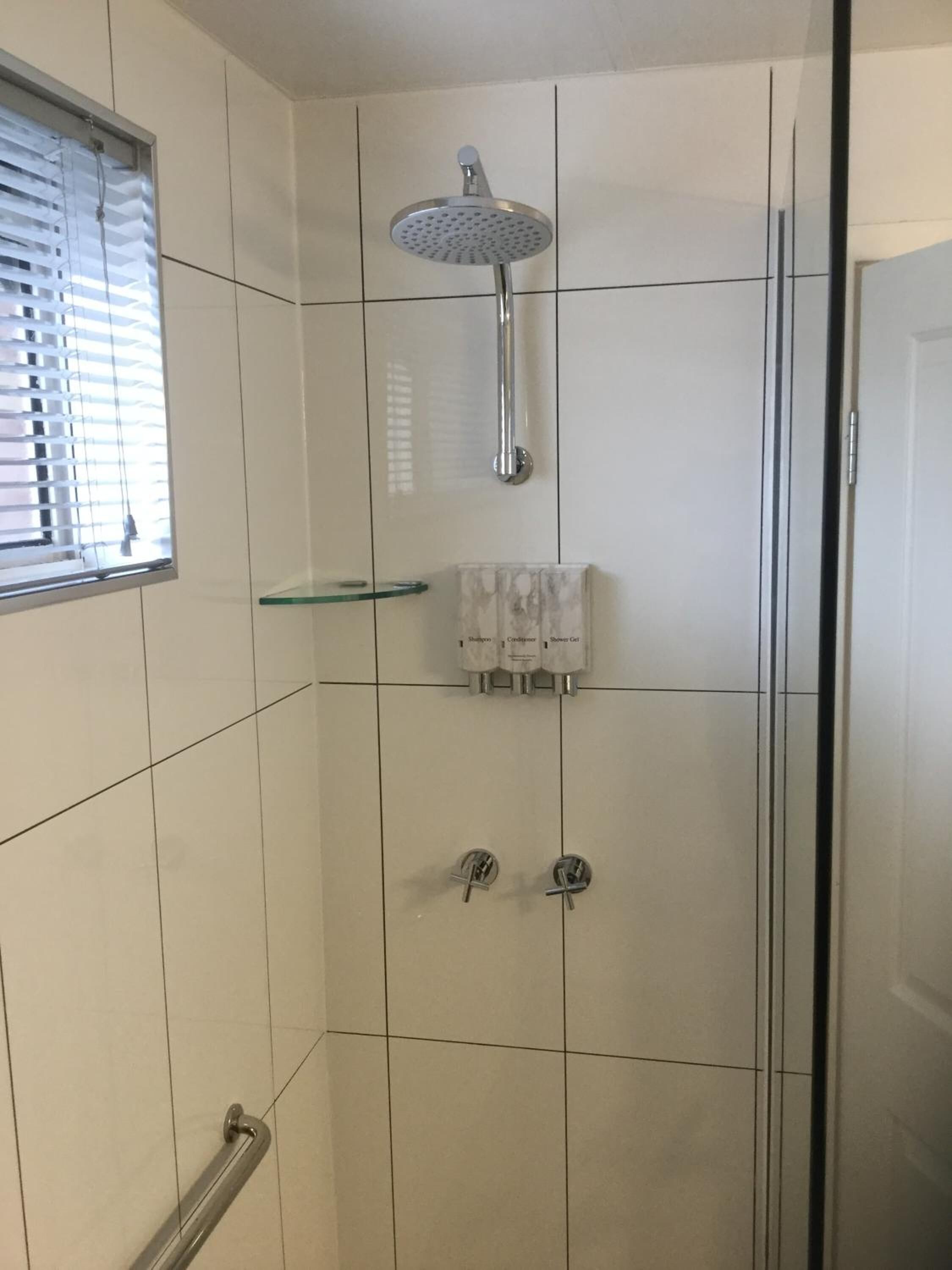 Combined shower/bathtub, towels