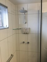 Bañera con ducha, toallas
