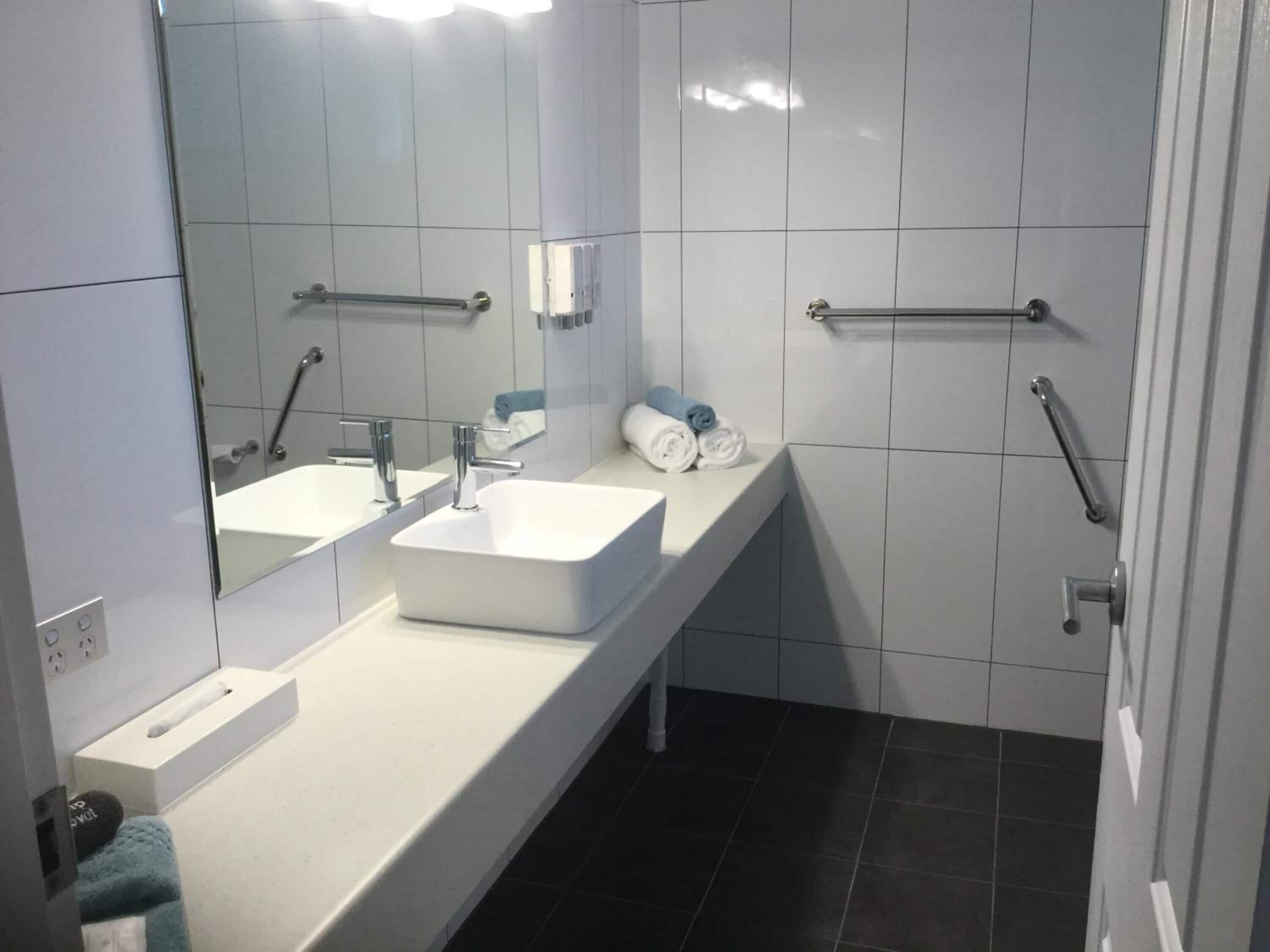 Combined shower/bathtub, towels