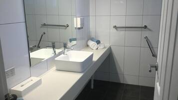 Combined shower/bathtub, towels