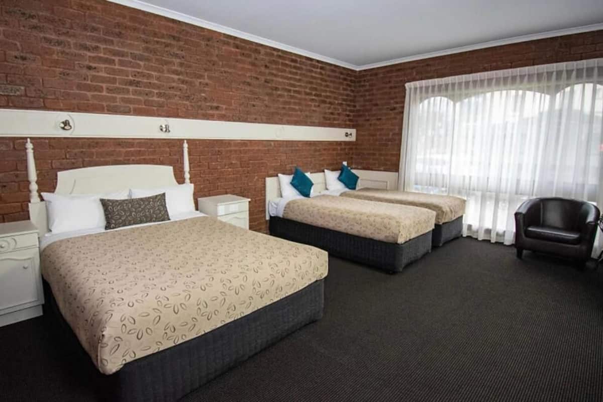 Habitación familiar, cocineta (Family room) | Escritorio, tabla de planchar con plancha, wifi gratis y ropa de cama