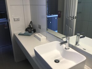 Ensemble douche/baignoire, serviettes fournies