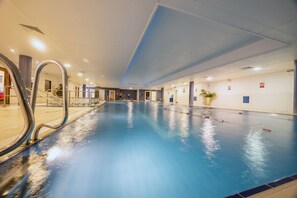 Una piscina cubierta