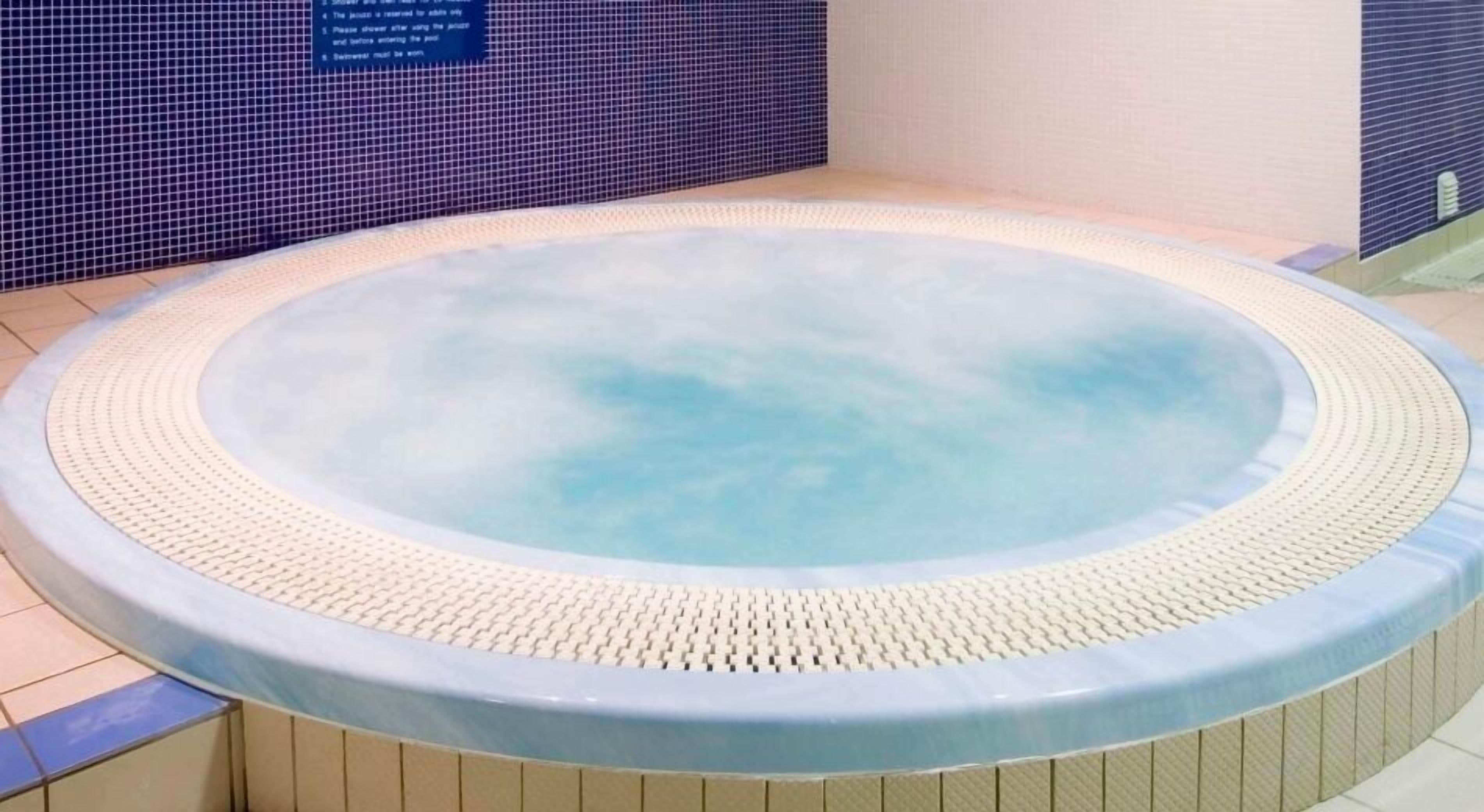 1 treatment room, massages