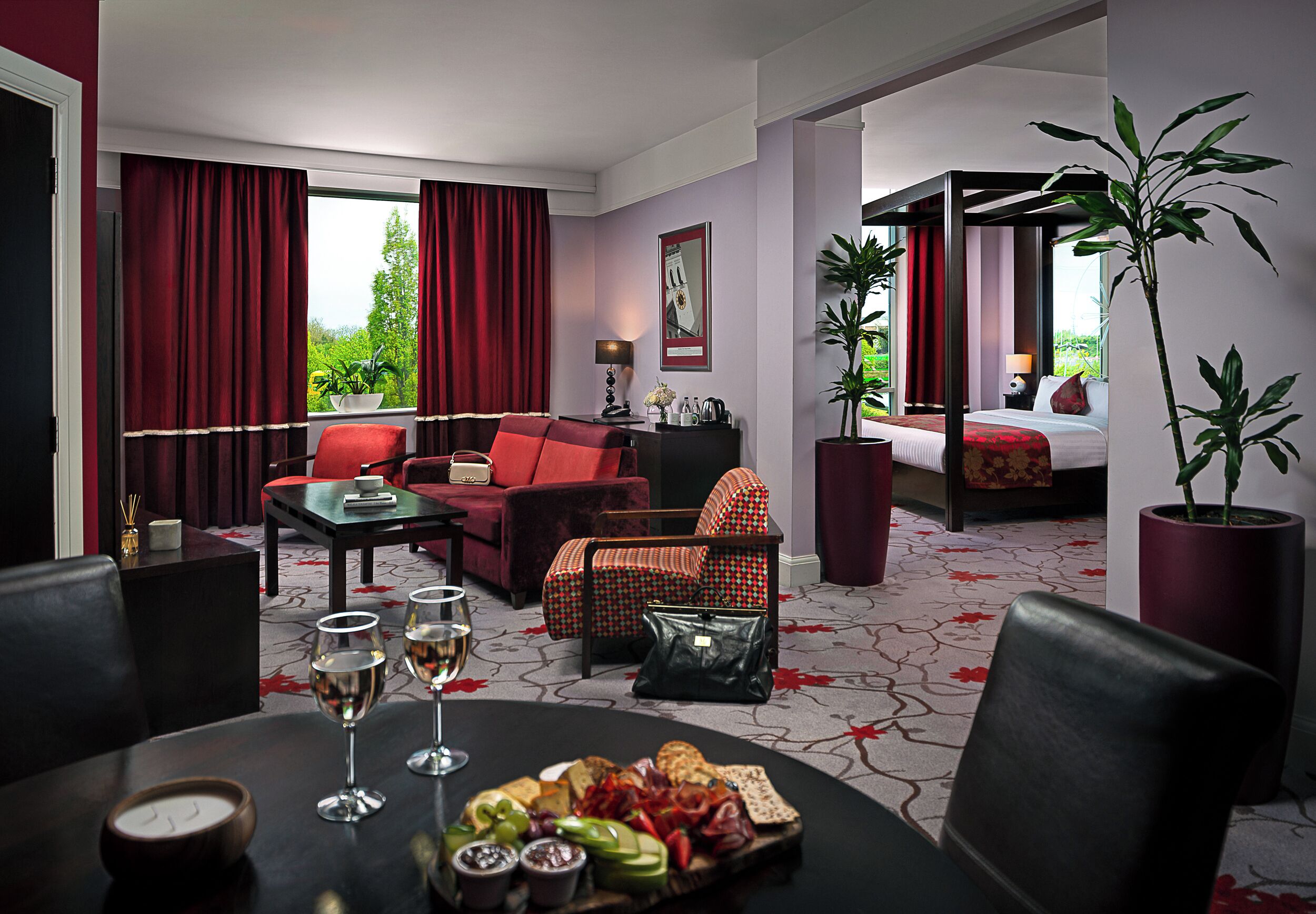 Suite superior | Ropa de cama hipoalergénica, caja fuerte, escritorio