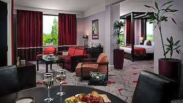 Suite Superior | Seprai antialergi, brankas, meja kerja, dan ruang kerja ramah laptop