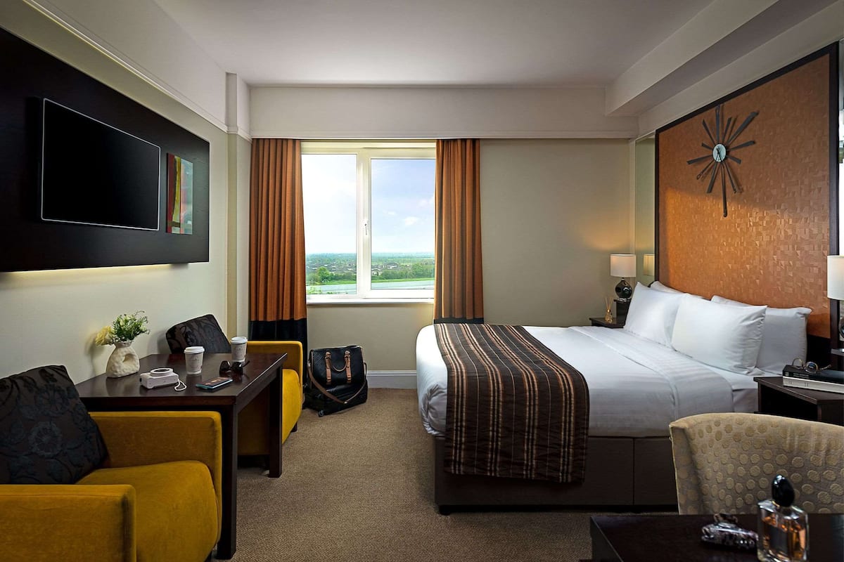 Superior Double Room, 1 Queen Bed | 1 bedroom, hypo-allergenic bedding, in-room safe, desk