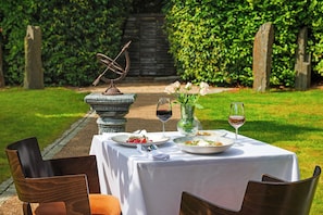 아침 식사, 점심 식사, 저녁 식사 제공, 지역 특선 요리