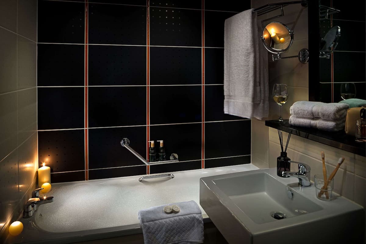 separate bathtub and shower, free toiletries, hair dryer, towels