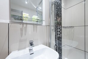 Junior Suite, 1 Double Bed, Non Smoking | Bathroom sink - Grosvenor Suites (Edinburgh)