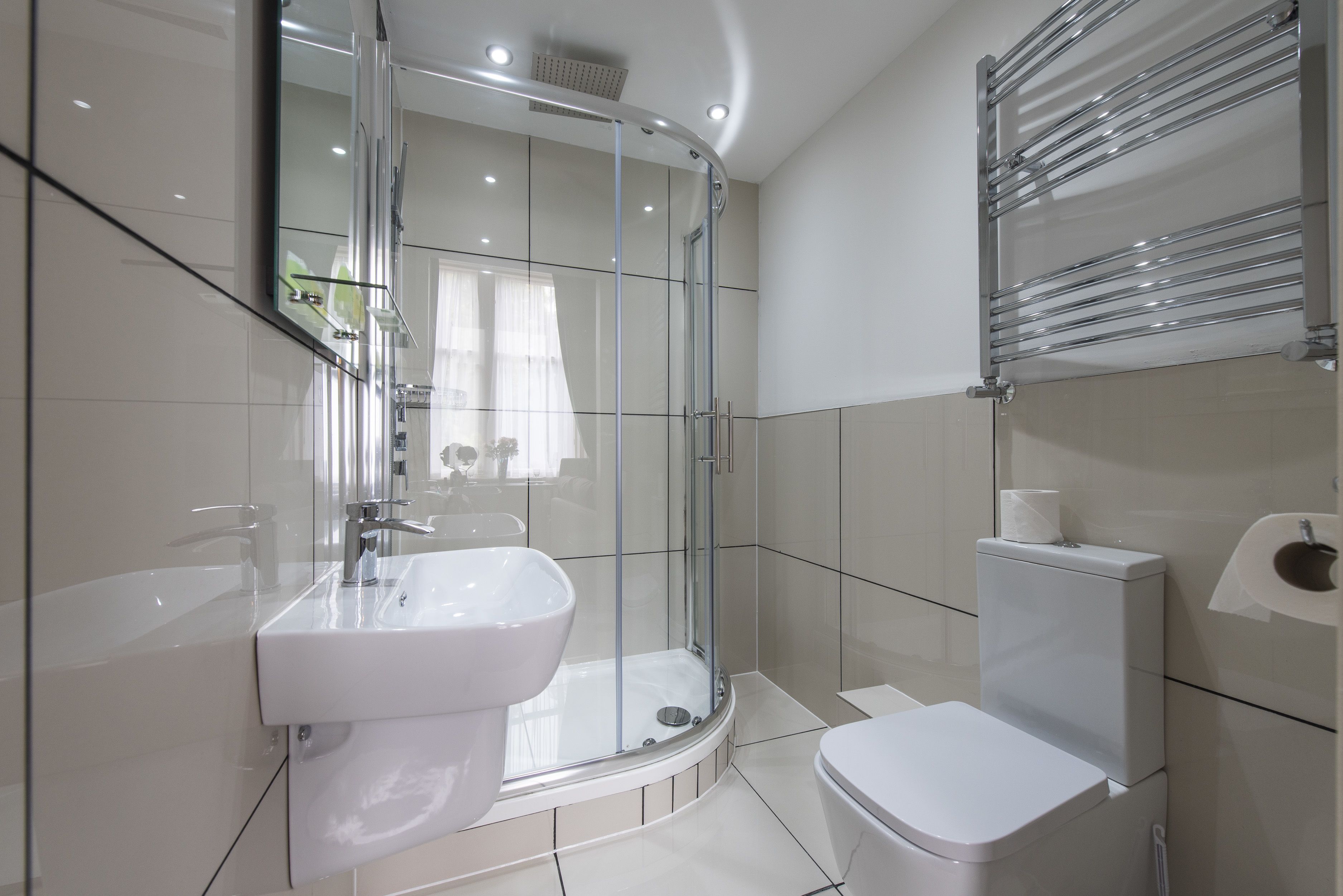 Luxury Suite, Non Smoking | Bathroom | Shower, free toiletries, hair dryer, towels
