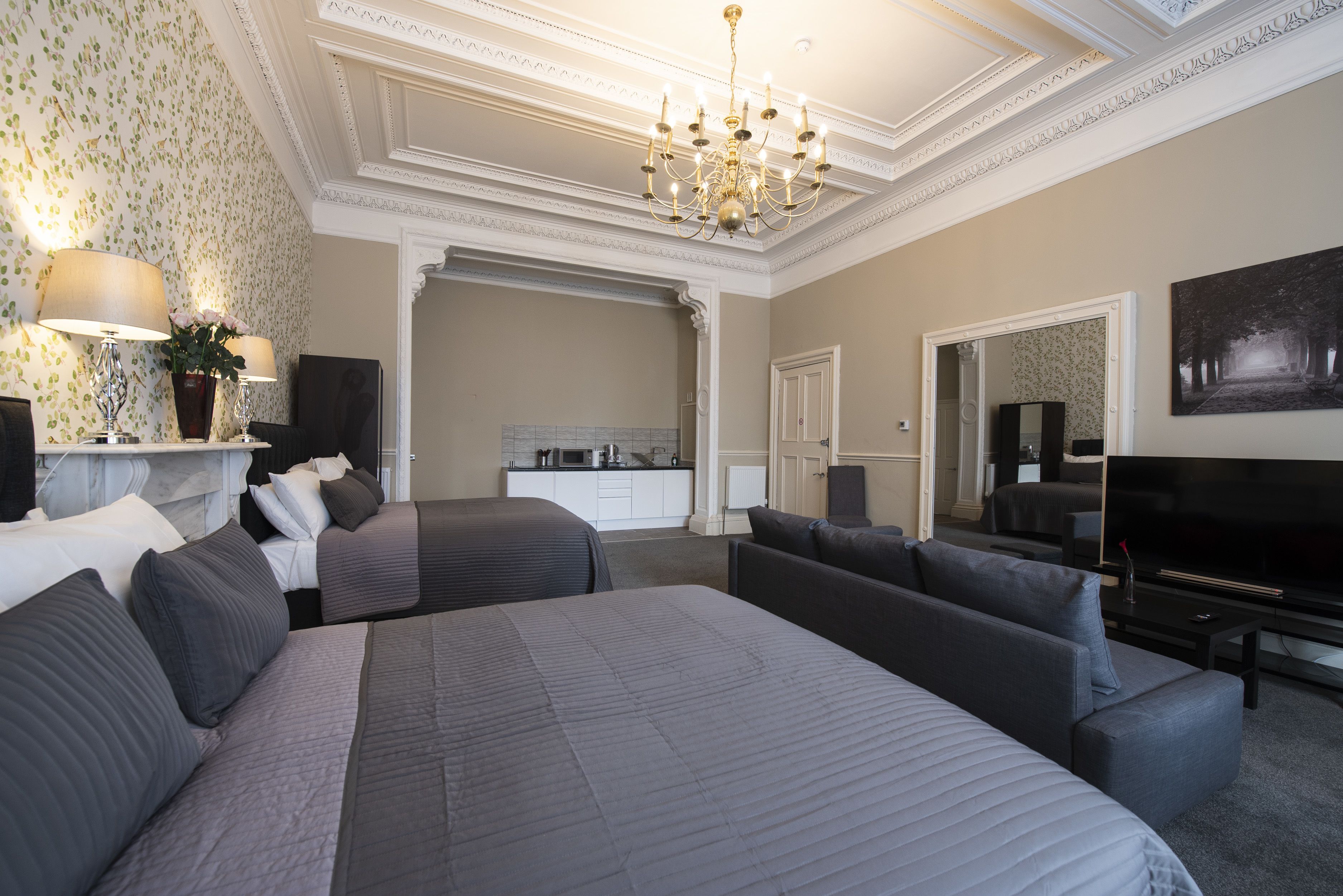 Family Suite, Non Smoking | Private kitchen | Electric kettle