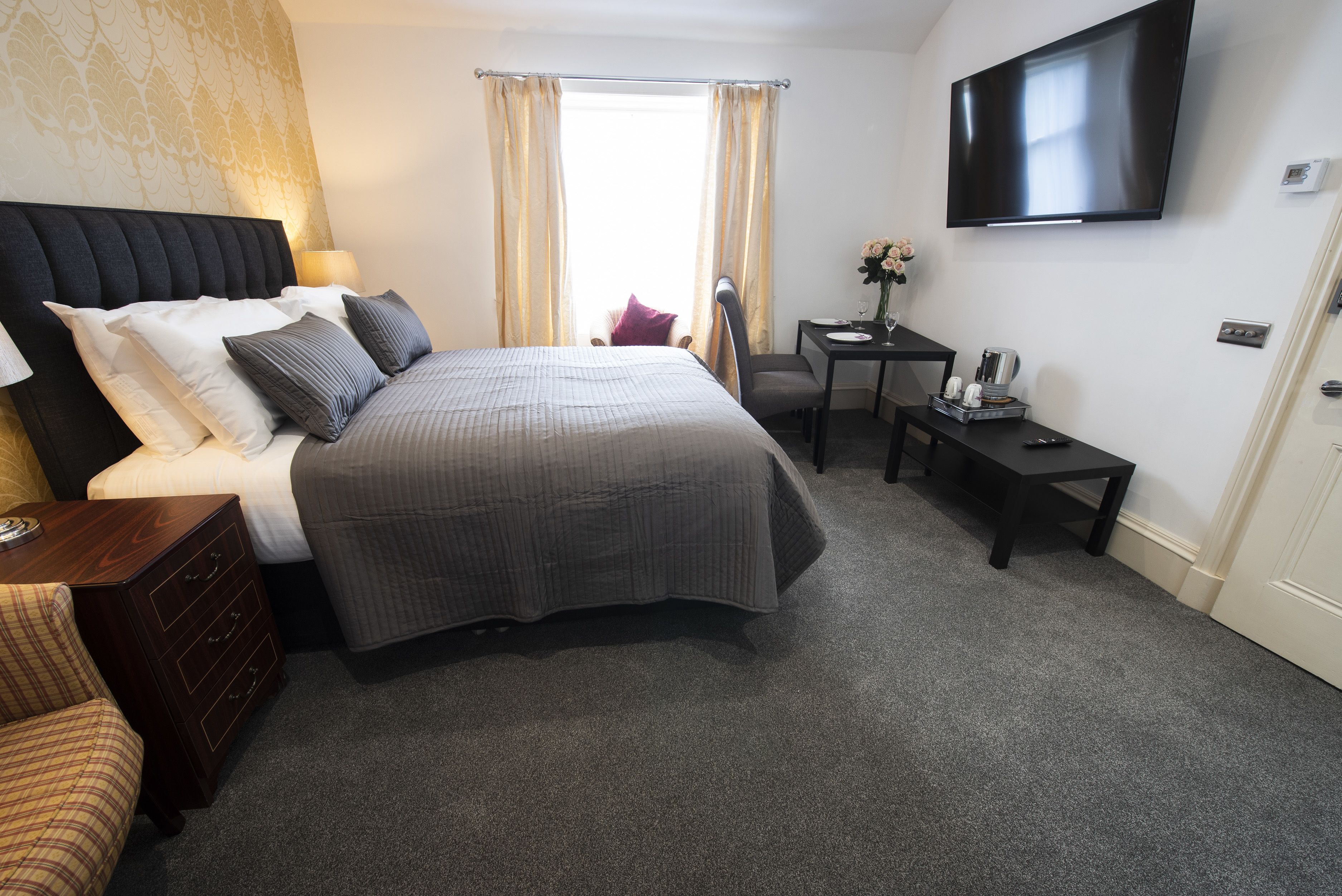 Junior Suite, 1 Double Bed, Non Smoking | Individually decorated, individually furnished, iron/ironing board