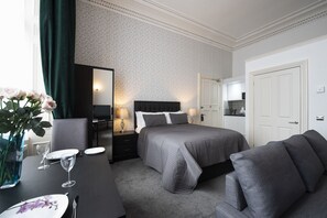 Junior Suite, 1 Double Bed, Non Smoking | Individually decorated, individually furnished, iron/ironing board - Grosvenor Suites (Edinburgh)