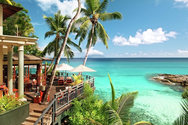 2 restaurants, breakfast, lunch, dinner served; international cuisine