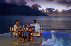 2 restaurants, breakfast, lunch, dinner served; international cuisine