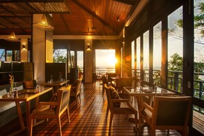 2 restaurants, breakfast, lunch, dinner served; international cuisine - Hilton Seychelles Northolme Resort & Spa (Mahé Island)