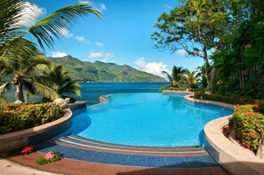 Outdoor pool, pool umbrellas, sun loungers - Hilton Seychelles Northolme Resort & Spa (Mahé Island)