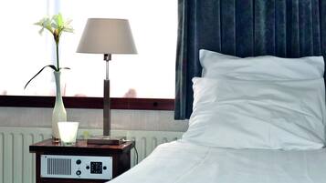 Caja fuerte, cunas (de pago), camas supletorias y wifi gratis