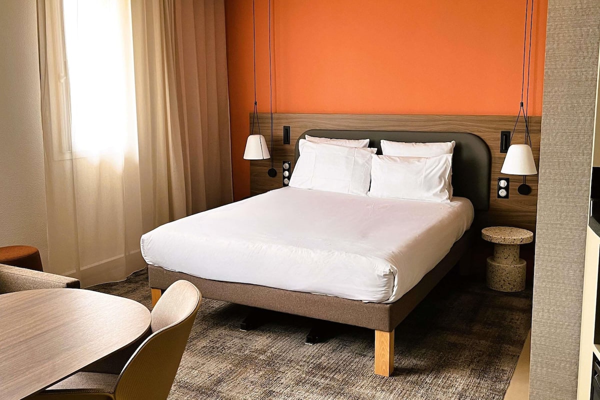 1 bedroom, premium bedding, in-room safe, desk