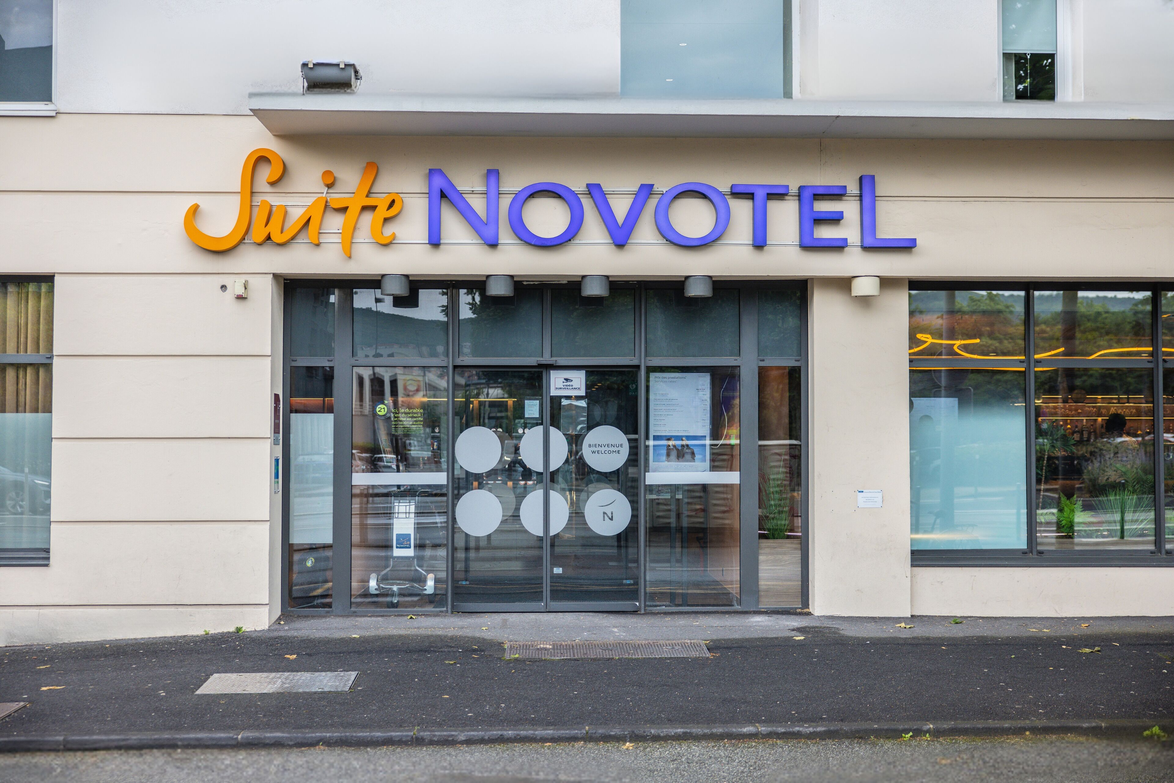 Entrada de un hotel con el nombre 'Suite Novotel' sobre las puertas.
