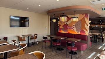 Desayuno buffet los fines de semana (EUR 18.5 por persona)