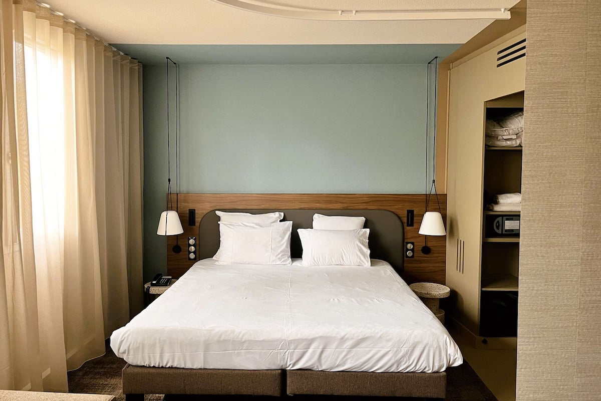 Premium bedding, in-room safe, desk, laptop workspace