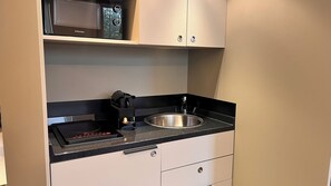 Frigorífic petit, microones, cafetera i tetera i bullidora elèctrica 