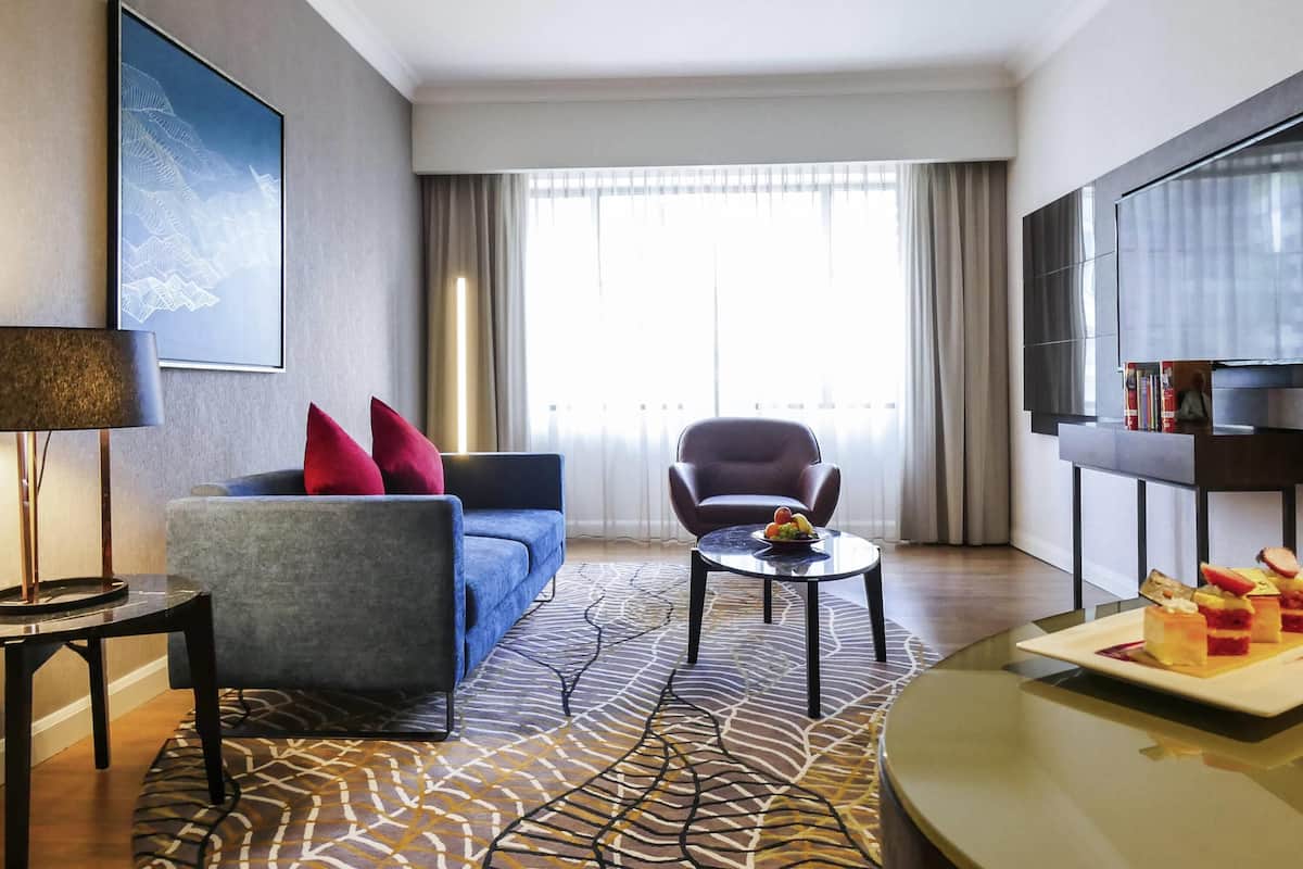 Junior suite, 1 kingsize bed | Een minibar, een kluis op de kamer, een bureau, verduisterende gordijnen