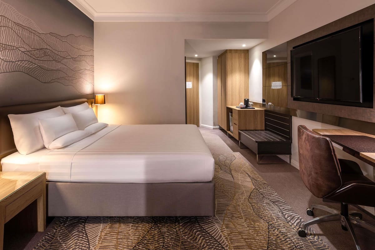 Minibar, caja de seguridad en la habitación y escritorio