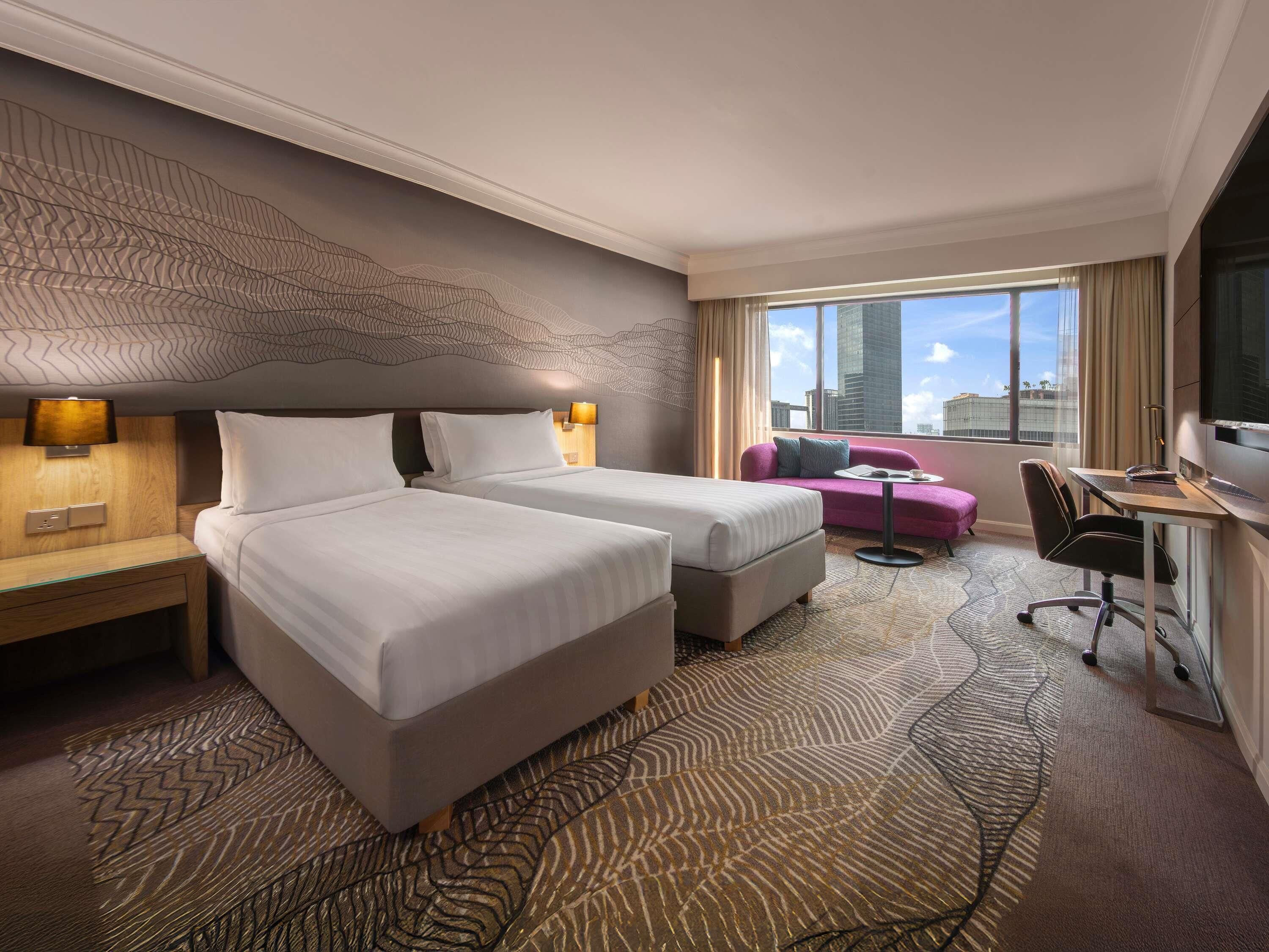 Frigobar, cofres nos quartos, escrivaninha, cortinas blackout