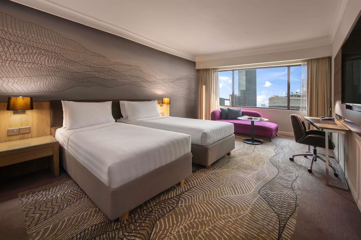 Minibar, caja de seguridad en la habitación y escritorio