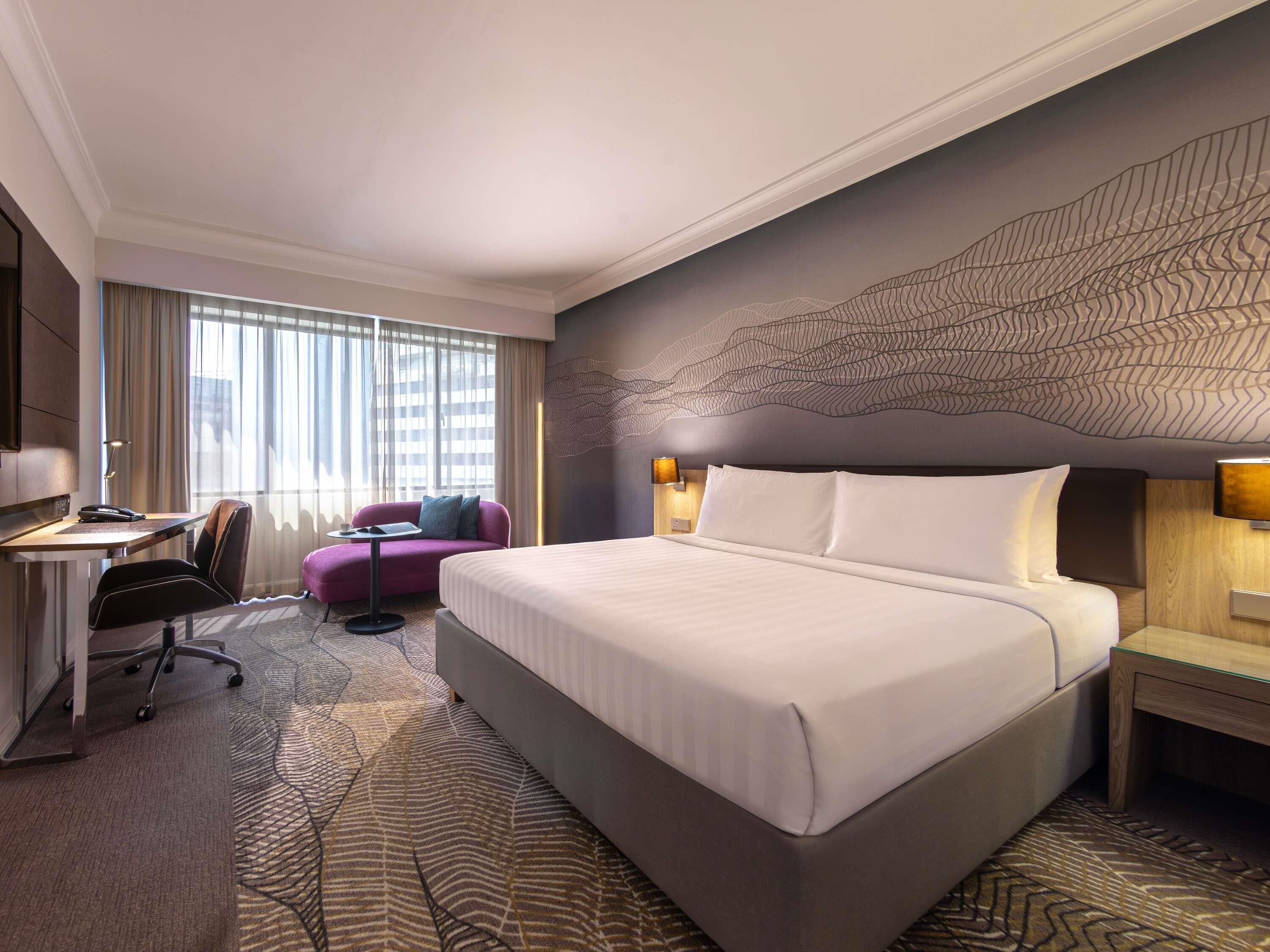 Frigobar, cofres nos quartos, escrivaninha, cortinas blackout