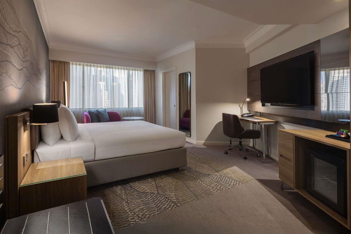 Executive Room, 1 King Bed | Minibar, in-room safe, desk, blackout curtains