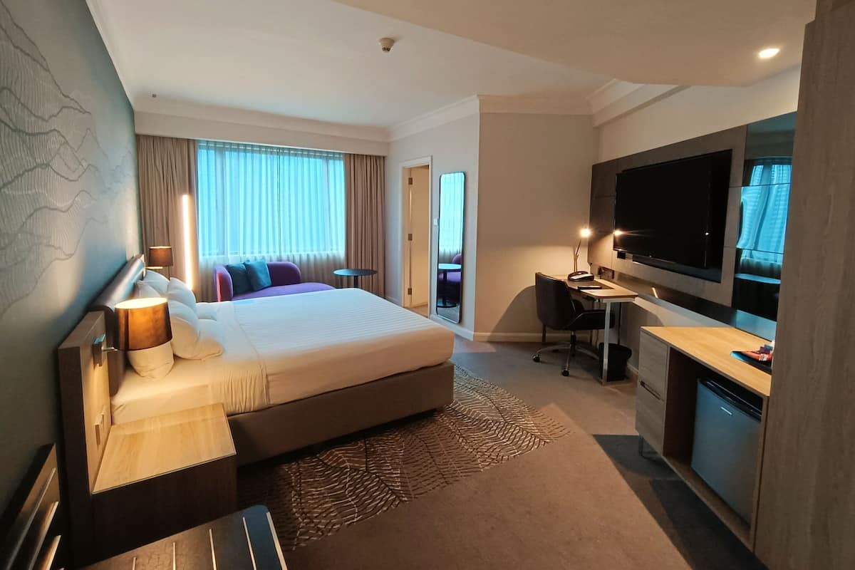 Executive Room, 1 King Bed | 1 bedroom, minibar, in-room safe, desk