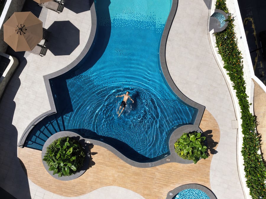 Una piscina al aire libre