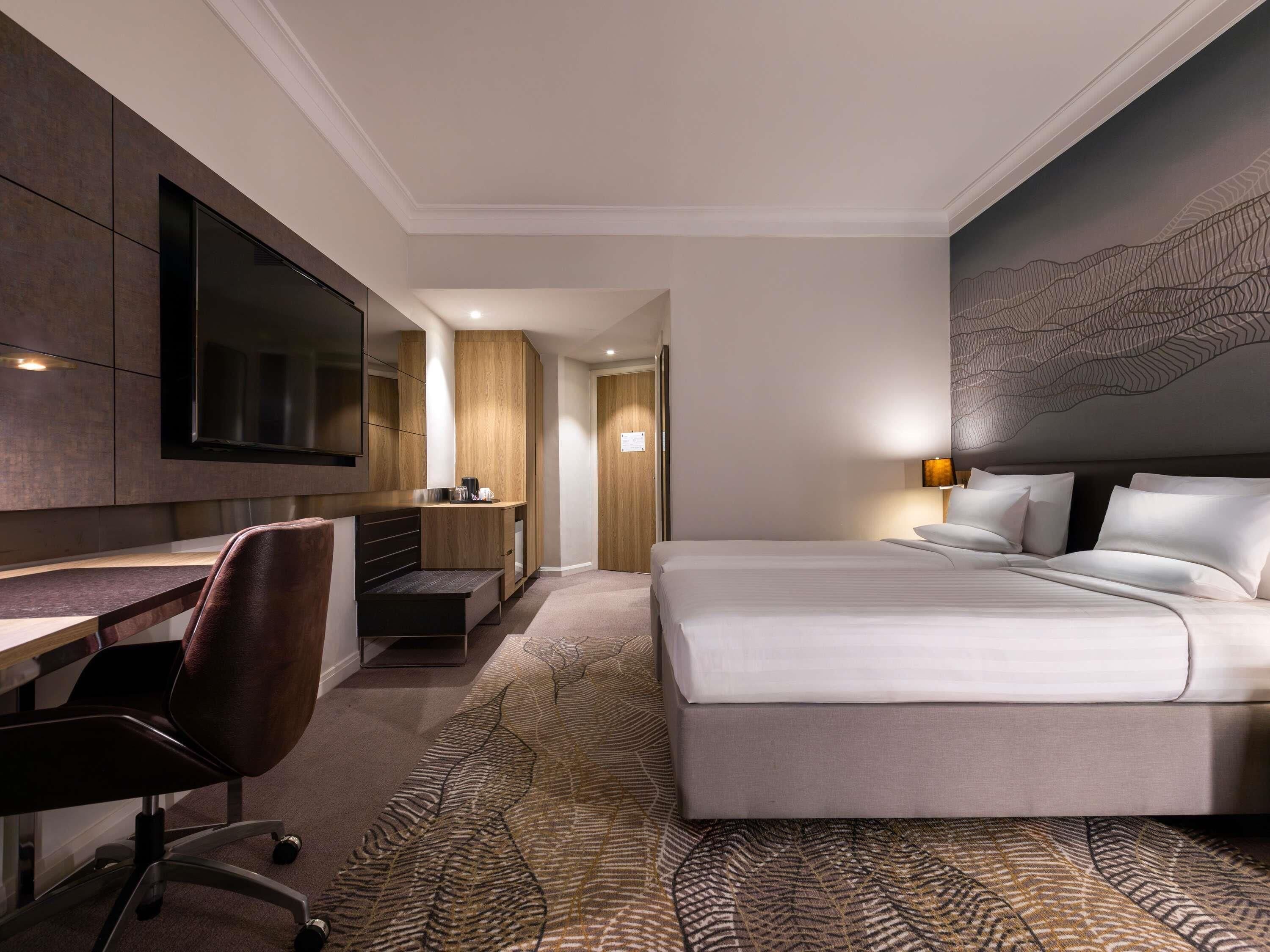 Minibar, värdeförvaringsskåp på rummet och skrivbord