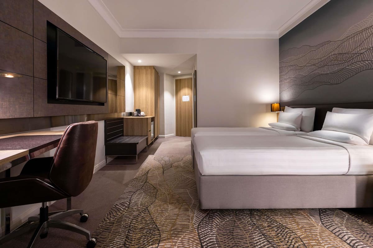 Minibar, värdeförvaringsskåp på rummet och skrivbord