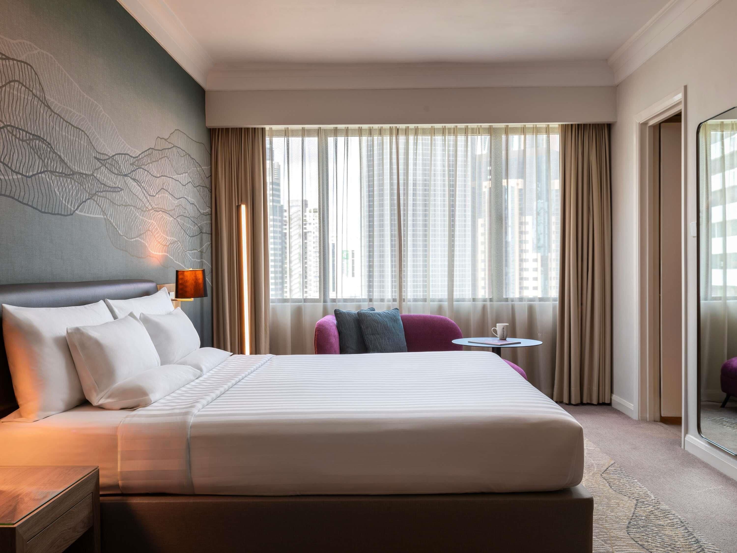 Executive Room, 1 King Bed | Minibar, in-room safe, desk, blackout drapes