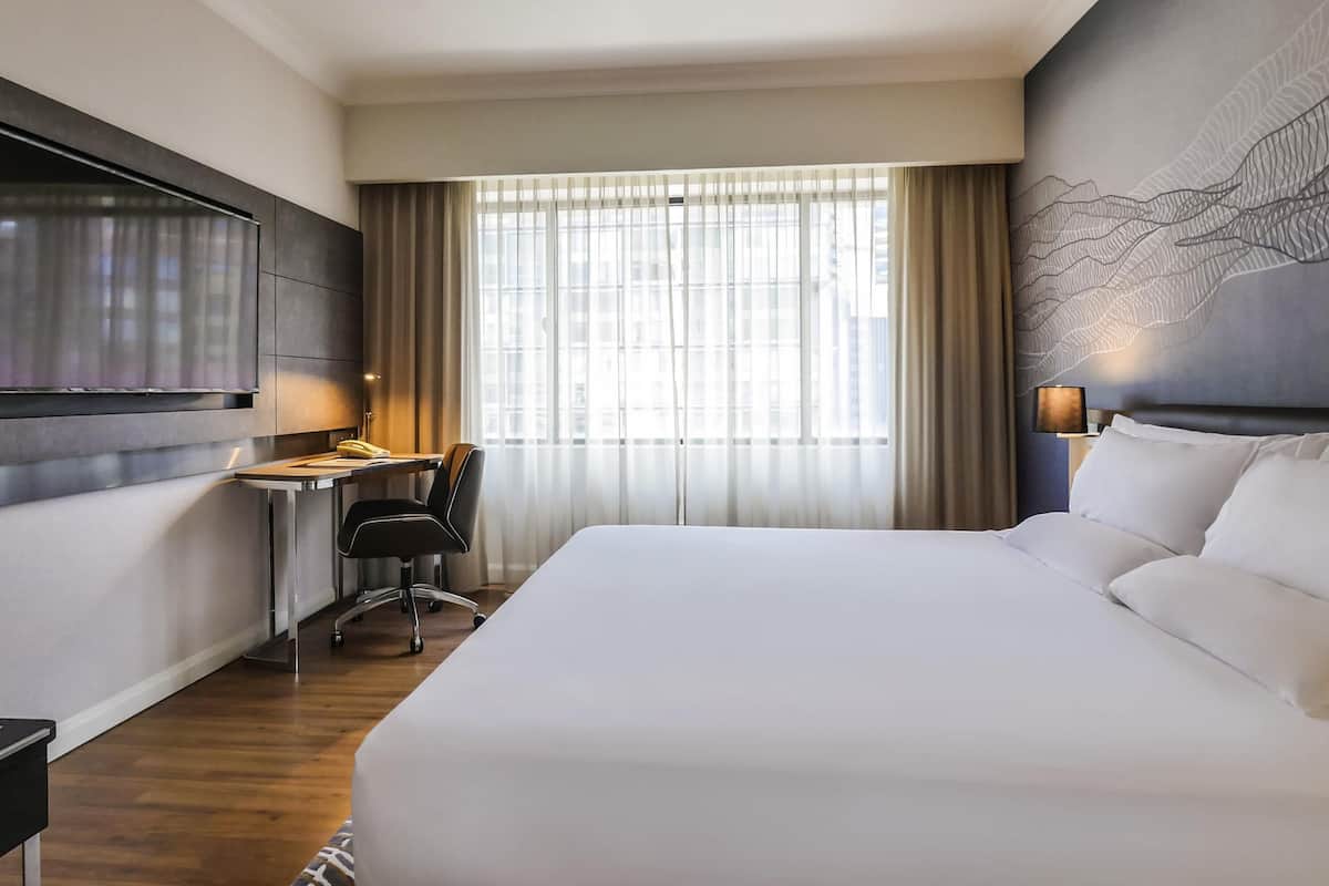 Junior Suite, 1 King Bed | Minibar, in-room safe, desk, blackout drapes