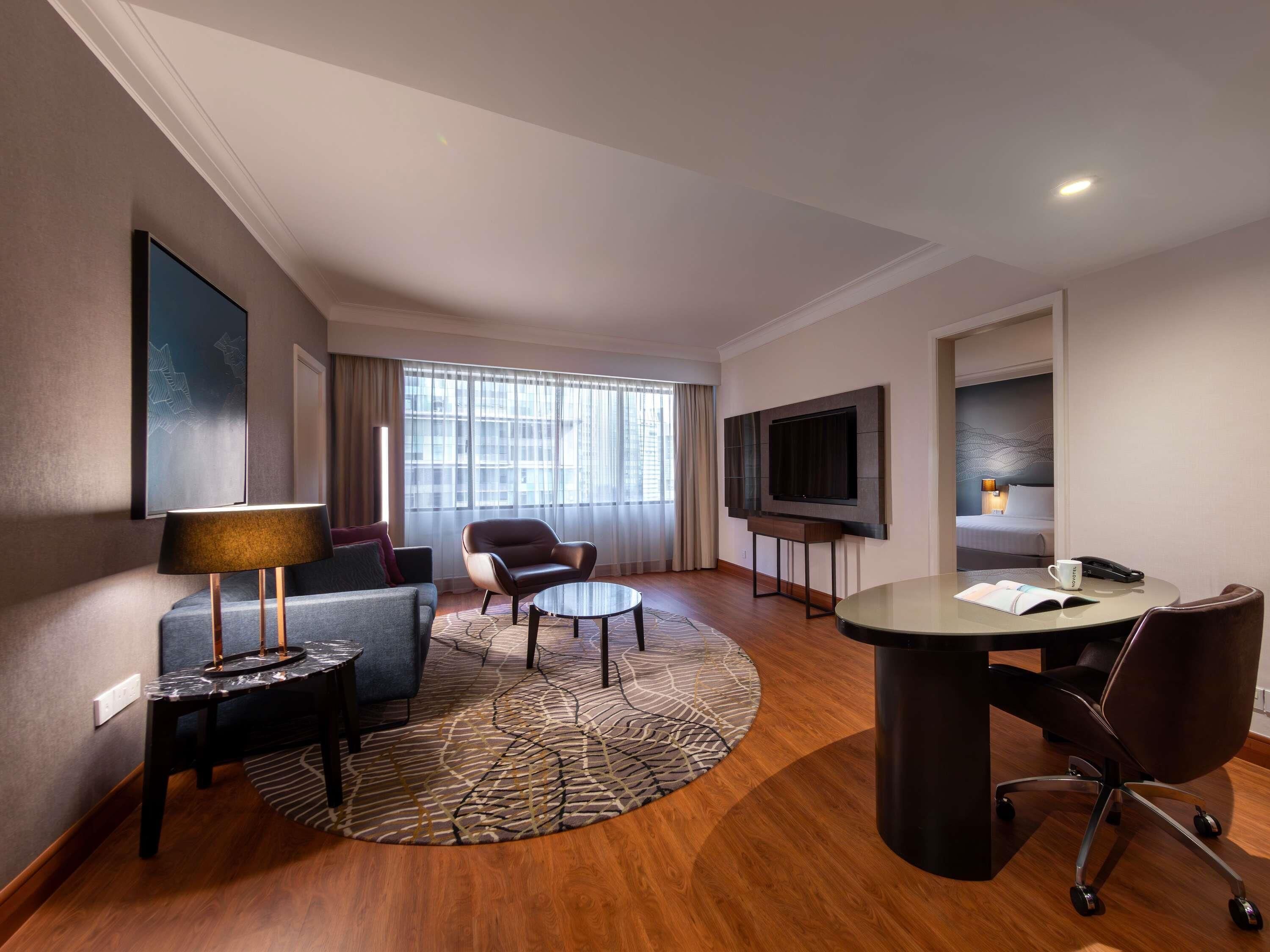 Frigobar, cofres nos quartos, escrivaninha, cortinas blackout