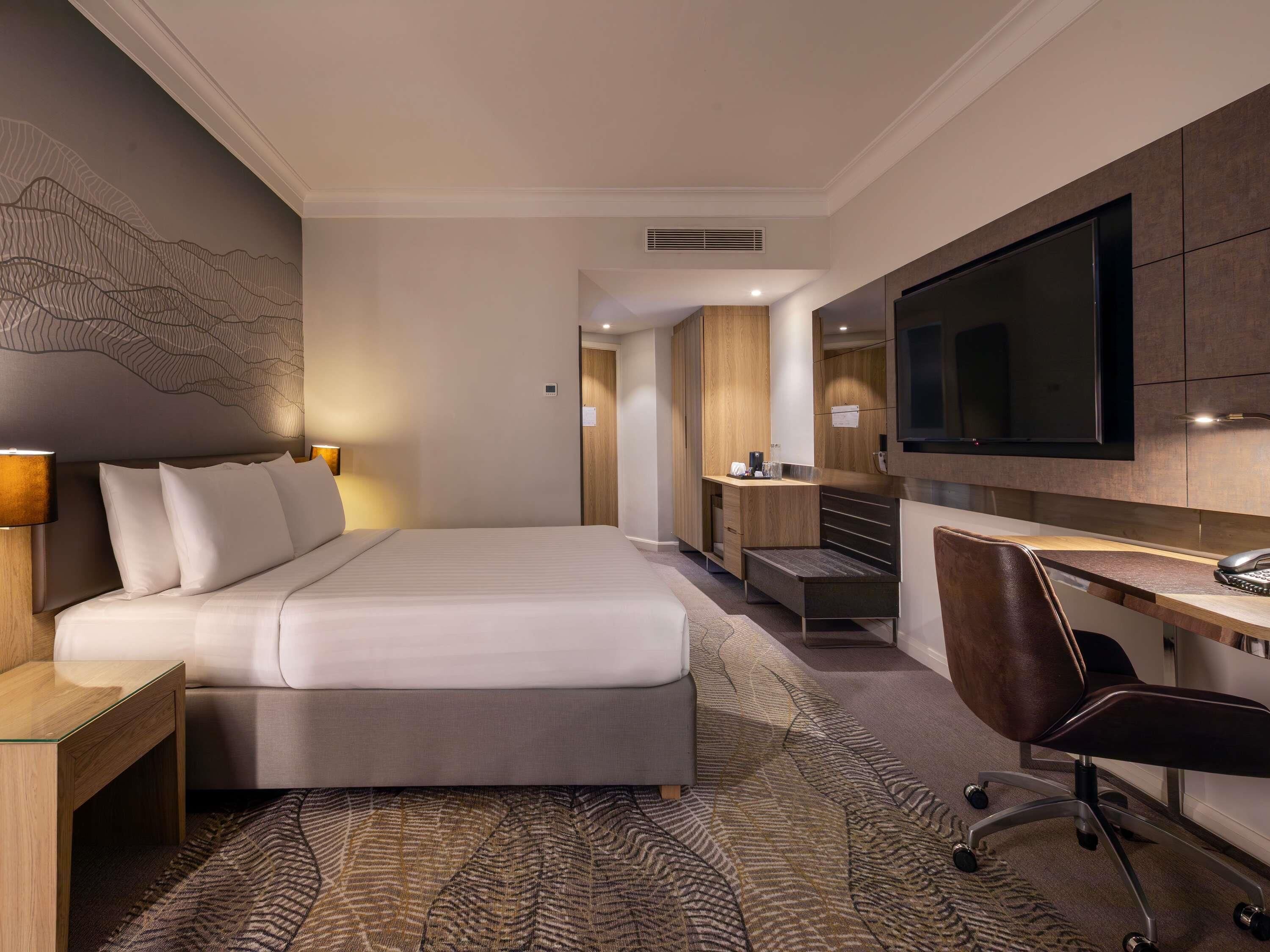 Frigobar, cofres nos quartos, escrivaninha, cortinas blackout